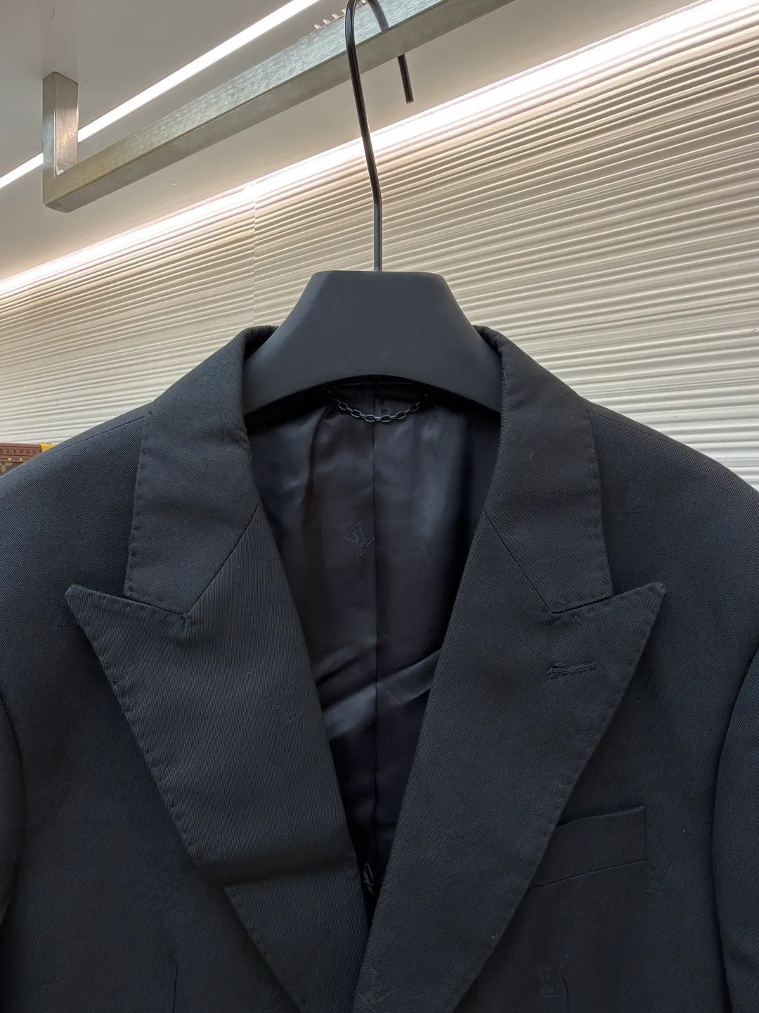 LOUIS VUITTON full-width jacquard suit ●Original version: Purchased and developed for 34500 ●Item number: 1680847-C85 ●Material: soft wool satin fabric ●Technology: jacquard production ●Version: fitted version ●Weight: about 735 grams ●Size: 50-52-54-56 ●Description: Customized soft wool satin, as smooth as silk, full of drape, with a deep black charm Deep and mysterious, the full-width LV Blason jacquard slowly unfolds on the wool, which seems to inject soul into this jacket. It is decorated with LV logo embroidery, revealing a noble style inadvertently. The smooth peaked collar line is neat, invisibly stretching the shoulder outline, giving the wearer a strong aura, and exuding charming charm in the interlacing of the pieces. Jacquard technology controls the interweaving of warp and weft threads by weaving LV Bladon textile technology on the surface of the fabric, and precisely controls the interweaving density and tension of the yarn to make it more three-dimensional. Adopt imported machine embroidery technology, use advanced computer control system and precision mechanical components to achieve LV logo embroidery work with high precision and smooth and delicate lines. Template machine bag opening The preset template guides the position, shape and size of the bag opening. The accuracy ensures the quality of the bag opening effect. Ergonomic three-dimensional tailoring returns to traditional craftsmanship through segmentation, folding, shrinking, and stretching techniques. The so-called slow work produces fine work, which is the respect for the material and the pursuit of feel. The workmanship is complex and tedious, and the aging rate is slow. The overall wiring is straight and delicate, the fabric is comfortable and soft, and the color is consistent without color difference. It can be matched with the same style to create a fashionable look and control various occasions. Customized accessories, complete with three standards, same style for men and women!